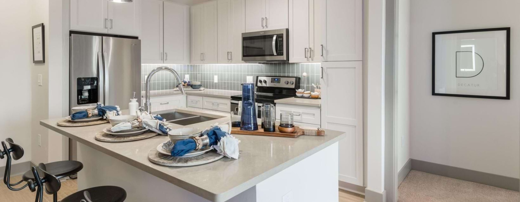 under cabinet lighting in kitchen